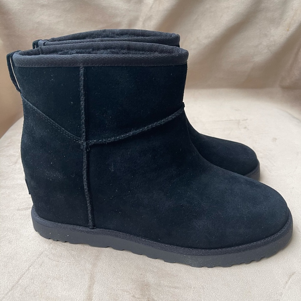 NIB Ugg Classic Femme Mini suede booties